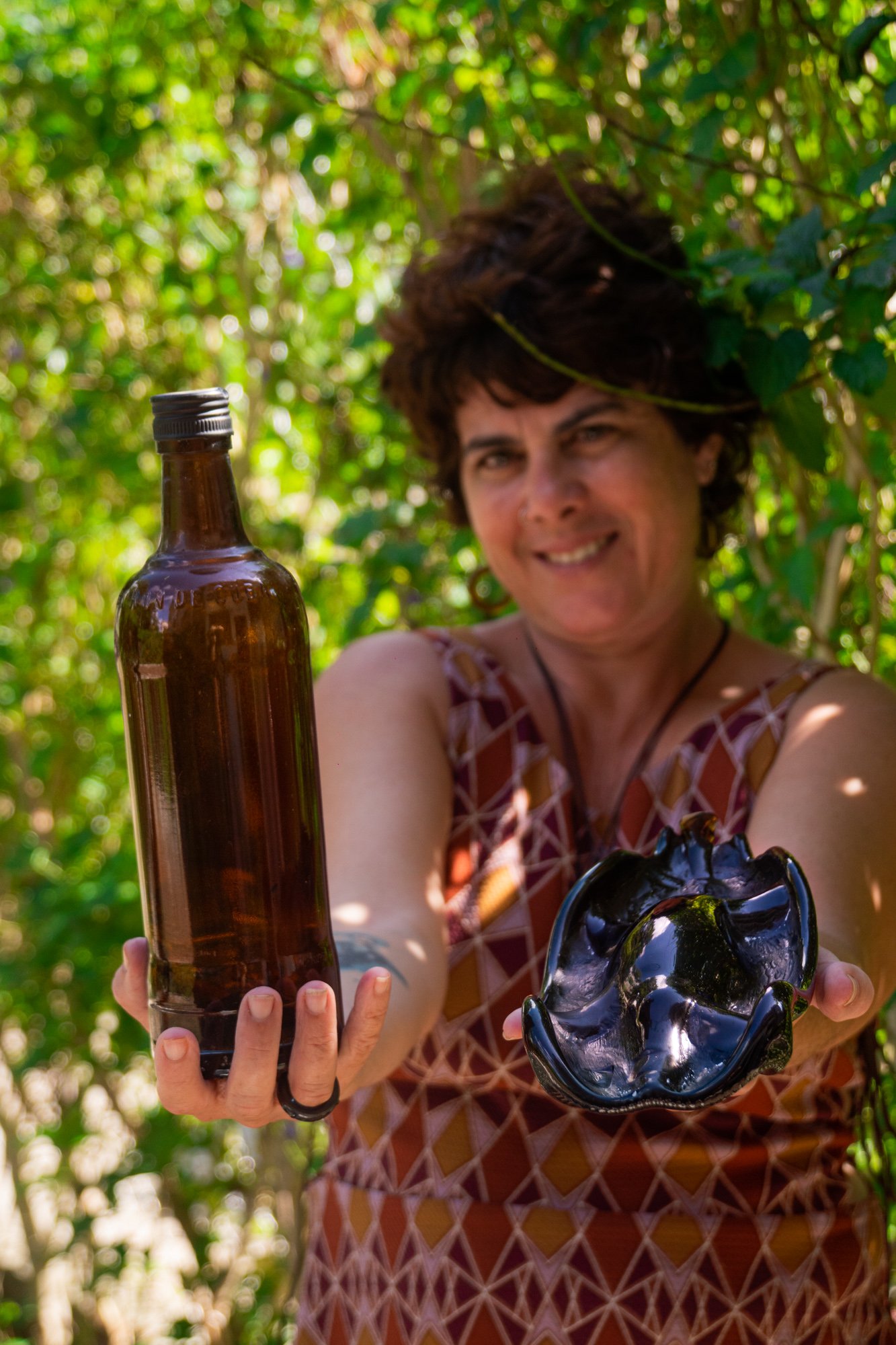    Las primeras pruebas con el horno para ampliar sus creaciones. Foto: Jorge Ricardo 